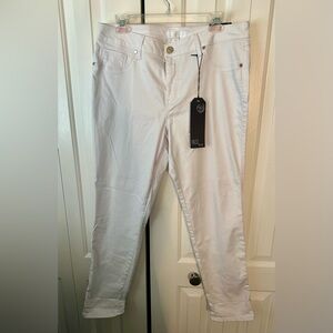 DESIGNED BY 1822 DENIM!!! NWT ANLE SKINNY WHITE JEANS FOR WOMEN. INSEAM 29 1/2.